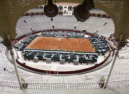 Preparativos de la semifinal de Copa Davis entre España y Estados Unidos en la pista construida en el coso de Las Ventas.