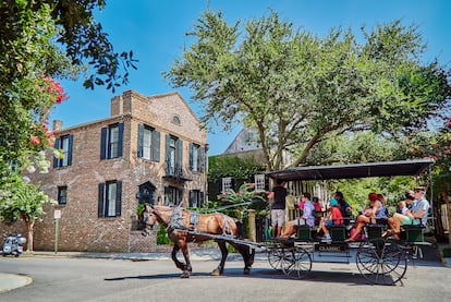 Turistas en un paseo en coche de caballos en Charleston, en Carolina del Sur.