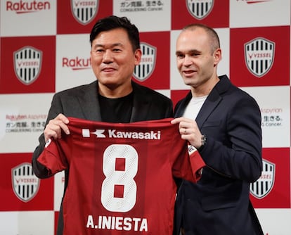 Hiroshi Mikitani, propietario de una de las mayores fortunas del país asiático, ha sido el principal impulsor de la operación gracias a su buena relación con el FC Barcelona, club del que Rakuten es patrocinador principal. En la imagen, Andrés Iniesta posa junto al presidente del Vissel Kobe, Hiroshi Mikitani, durante el acto de su presentación celebrado en Tokio.