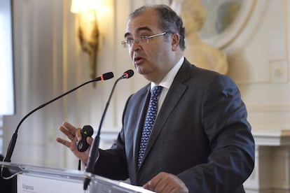 El presidente del Banco Popular, &Aacute;ngel Ron, durante su intervenci&oacute;n hoy en el curso de verano &iquest;Qu&eacute; hemos aprendido de la crisis?, organizado por la Asociaci&oacute;n de Periodistas de Informaci&oacute;n Econ&oacute;mica (APIE) en la UIMP.