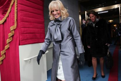Jill Biden, esposa del vicepresidente Biden, con abrigo gris de Lela Rose.