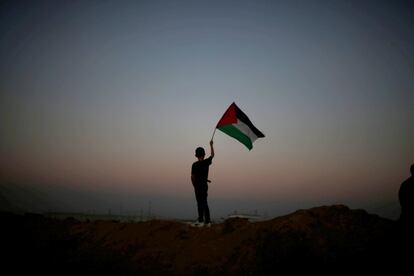 Un niño ondea una bandera palestina en la frontera entre Israel y Gaza durante los disturbios con las tropas israelíes en el este de Gaza.