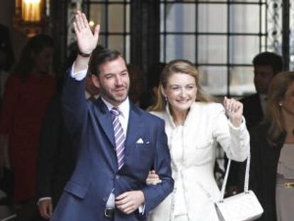 Los novios tras contraer matrimonio civil.
