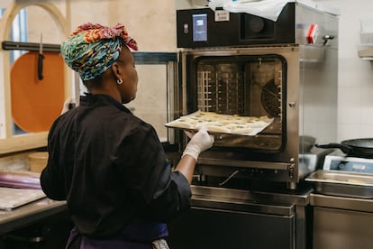 La cocinera Doliane Kouba, congolesa mete en el horno uno de los platos del restaurante Marie Curry, en Burdeos (Francia)