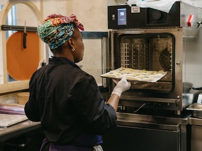 La cocinera Doliane Kouba, congolesa mete en el horno uno de los platos del restaurante Marie Curry, en Burdeos (Francia)