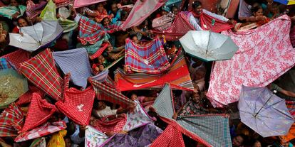 Devotos hindúes colocan los paraguas para recoger arroz durante el festival Annakut, en Calcuta (India).