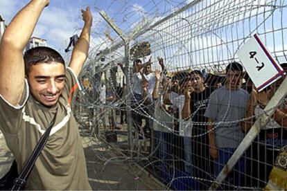 Un preso palestino liberado por el Gobierno israelí, al despedirse ayer de sus compañeros que permanecían en la prisión militar de Ketziot, al sur de Israel.