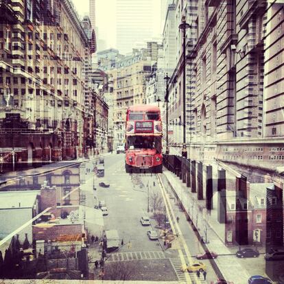 Um ônibus na Trafalgar Square, em Londres, e o bairro de Williamsburg, em Nova York, visto do metrô.