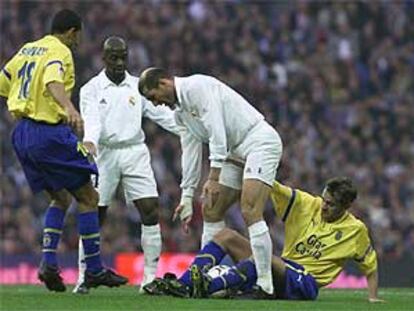 Zidane intenta recoger el balón, entre las piernas de Edu Alonso, en presencia de Samways y Makelele.