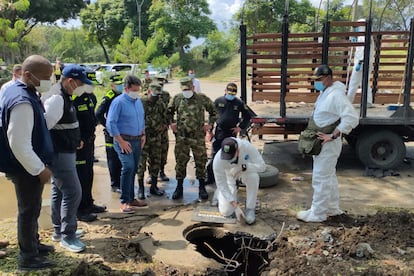 El ministro de Defensa de Colombia, Diego Molano , tercero por la izquierda, observa junto a la cúpula militar y de policial los datos causados por el ataque de este sábado en Cali. 