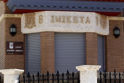 Imagen de la calle a la que el Ayuntamiento de Fuentealbilla otorgó el nombre de Andrés Iniesta. El fútbolista tiene una casa en el número 1.