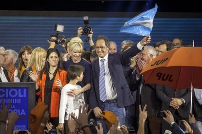 El kirchnerista moderado Daniel Scioli festeja el resultado electoral este domingo en el estadio Luna Park con su esposa, Karina Rabolini, dirigentes y militantes.