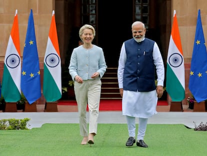 La presidenta de la Comisión Europea, Ursula von der Leyen, junto al primer ministro indio, Narendra Modi, este viernes.