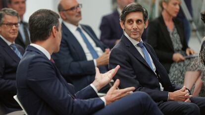 El presidente de Telefónica, José María Álvarez-Pallete, conversa con el presidente del Gobierno de España, Pedro Sánchez.