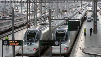 Trenes AVE en la estación de Málaga