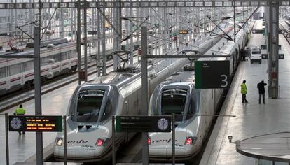 Trenes AVE en la estaci&oacute;n de M&aacute;laga