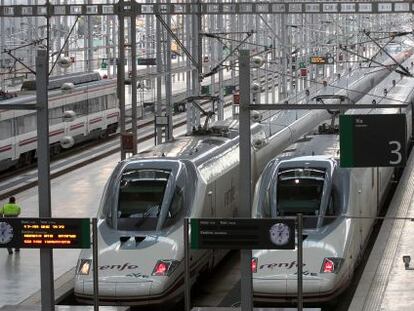 Trenes AVE en la estaci&oacute;n de M&aacute;laga