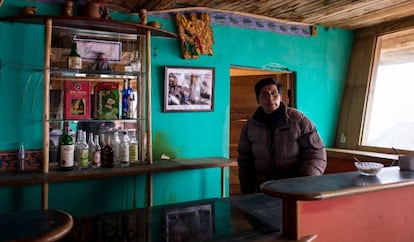 Samuel Mendoza se ocupa de mantener la cabaña con vida. En el techo de los Andes, ofrece refrescos y mate de coca a quienes recorren las dos horas en coche que separa la montaña de las ciudades de El Alto y La Paz.