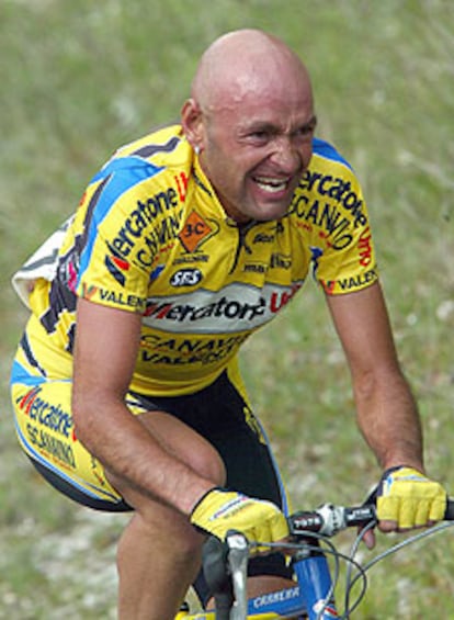 Marco Pantani sufre en la subida al Terminillo del último Giro.