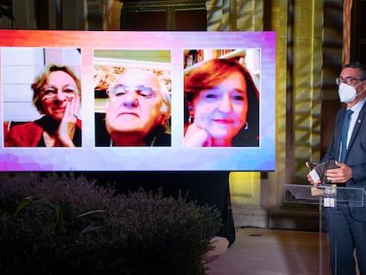 La escritora Soledad Puértolas, Ana Santos (directora Biblioteca Nacional) y Javier Caso (DG Santillana), acuden por videoconferencia a la entrega de premios.