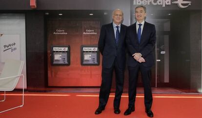 José Luis Aguirre, presidente de Ibercaja, izquierda, y Víctor Iglesias, consejero delegado, tras la presentación del Plan + 2020 en Zaragoza.