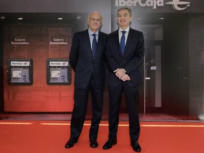 José Luis Aguirre, presidente de Ibercaja, izquierda, y Víctor Iglesias, consejero delegado, tras la presentación del Plan + 2020 en Zaragoza.