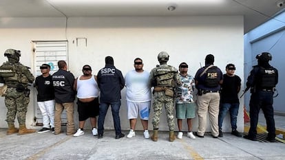 Gustavo 'El Malportado` Aldair Arzate (al centro) e integrantes del Cartel Nuevo Imperio.
