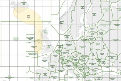 Situación de la nube de ceniza sobre los cielos de Reino Unido e Irlanda facilitada por el Servicio Meteorológico del Reino Unido. La zona marrón es la nube y las zonas delimitadas en verde corresponden a las distintas regiones en las que está dividido el espacio aéreo europeo.