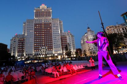 Tributo al artista Michael Jackson, antes de la proyección privada de la película "Moonwalker", en plaza de España, el pasado 15 de octubre. 