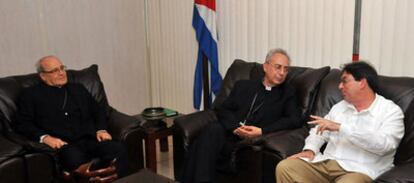 El jefe de la diplomacia del Vaticano, Dominique Mamberti (centro), con el cardenal Jaime Ortega y el canciller cubano, Bruno Rodríguez.