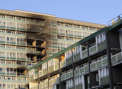 Estado del bloque de viviendas en el sureste de Londres tras declararse un incendio.