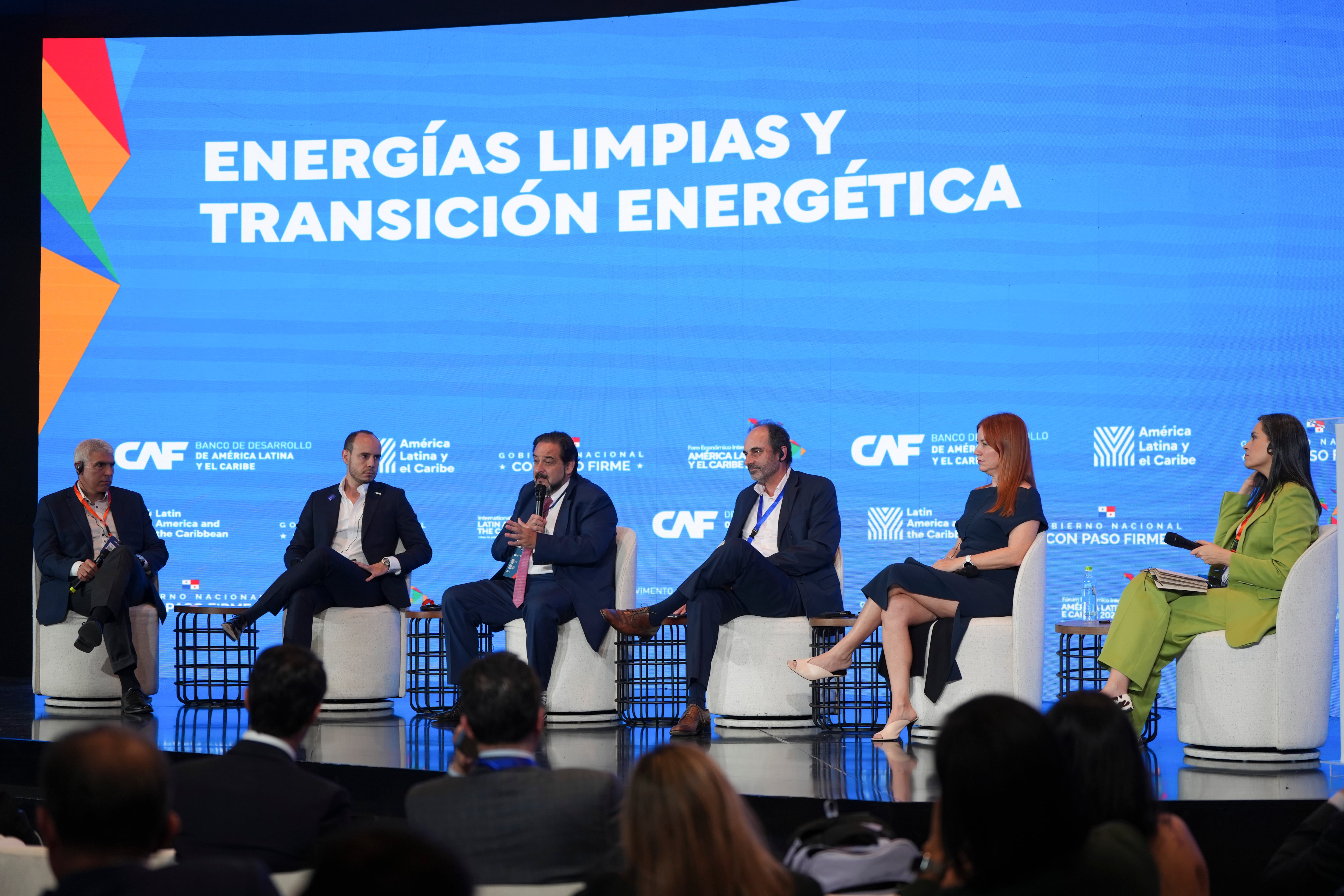 Participantes del panel 'Energías limpias y transición energética', en Panamá.