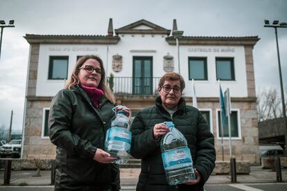 Vecinas de Castrelo de Miño (Ourense) posan con las garrafas de agua potable que les facilita el Ayuntamiento.