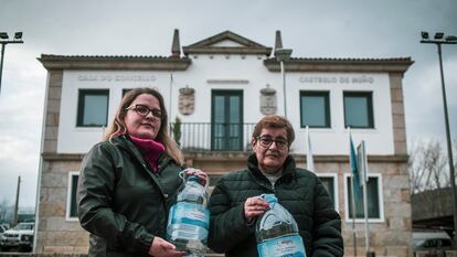 Vecinas de Castrelo de Miño (Ourense) posan con las garrafas de agua potable que les facilita el Ayuntamiento.