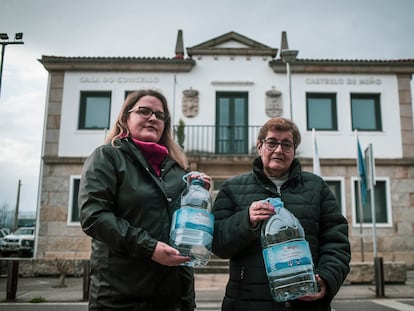 Vecinas de Castrelo de Miño (Ourense) posan con las garrafas de agua potable que les facilita el Ayuntamiento.