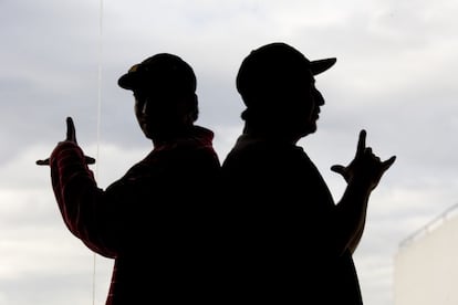 Latin Kings, Ñetas, Trinitarios, Dominican Don’t Play, Forty Two, Traviesos, Blood… Una década atrás, las bandas latinas se convirtieron en el nuevo rostro de la delincuencia juvenil. La policía estima que en Madrid el número de pandilleros ronda actualmente los 300, un 62% menos que en 2008.