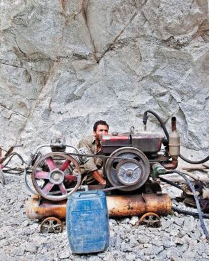 Mohammad Ashraf calibra bien las densidades de las rocas y las oquedades donde protegerse para no equivocarse fatalmente con las detonaciones.