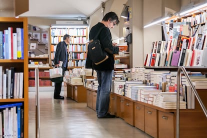 Aspecto de la librería Laie, de Barcelona, una de las tiendas presentes en la plataforma Llibreries Obertes.