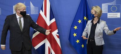 El primer ministro británico, Boris Johnson, y la presidenta de la Comisión, Ursula von der Leyen, ayer en Bruselas.