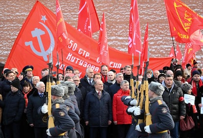 El líder del Partido Comunista Ruso, Gennady Zyuganov, asiste al desfile por la celebración del 80 aniversario de la rendición de la Alemania nazi en Stalingrado, que se celebra este jueves.
