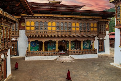 Dos monjes budistas en el monasterio de Punakha.