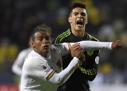 Leonel Morales lucha con el mexicano Raúl Jiménez.