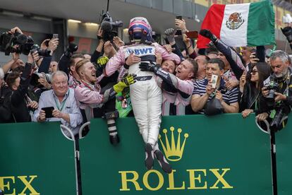 El piloto mexicano Sergio Pérez del Force India celebra con los miembros de su equipo el tercer puesto.