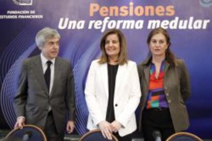 La ministra de Empleo y Seguridad Social, F&aacute;tima B&aacute;&ntilde;ez, junto al presidente de la Fundaci&oacute;n de Estudios Financieros, Juan Carlos Ureta, y la presidenta del C&iacute;rculo de Empresarios, M&oacute;nica de Oriol (d), durante la presentaci&oacute;n hoy de un estudio sobre pensiones del C&iacute;rculo de Empresarios y la Fundaci&oacute;n de Estudios Financieros, en Madrid.