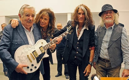 José Mujica, presidente de Uruguay, con los miembros de banda de rock Aerosmith, desde la izquierda, Steven Tyler, Joe Perry, Brad Whitford, tras entregarle una guitarra autógrafa como regalo en la residencia presidencial en Montevideo, Uruguay, el 8 de octubre de 2013.