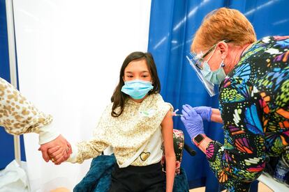Una niña recibe la primera dosis de la vacuna de Pfizer-BioNTech en Toronto (Canadá).
