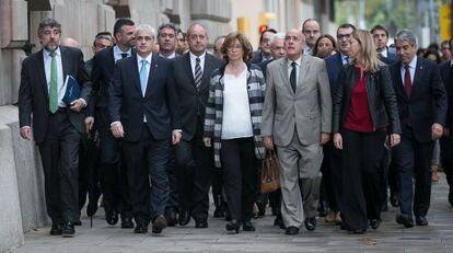 Irene Rigau llegando al TSJC acompañada por el resto de consejeros.