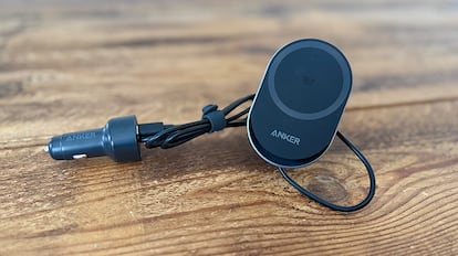 cargadores con Bluetooth para el coche sobre una mesa de madera.