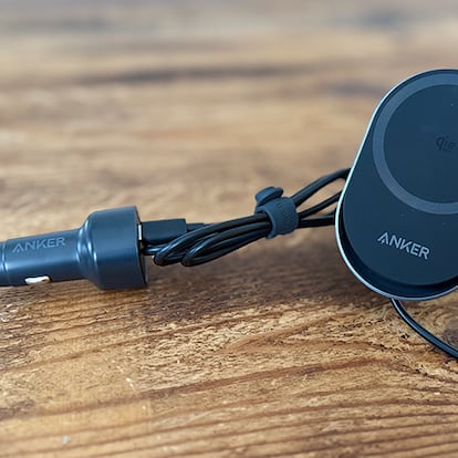 cargadores con Bluetooth para el coche sobre una mesa de madera.