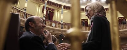 Rubalcaba y Díez conversan en el Congreso.